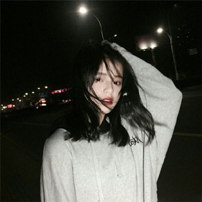 头顶摆v手势女生头像图片