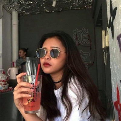 头顶摆v手势女生头像图片