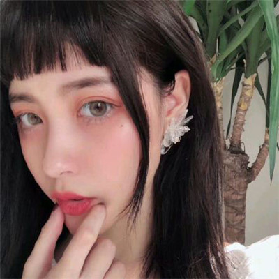 头顶摆v手势女生头像图片