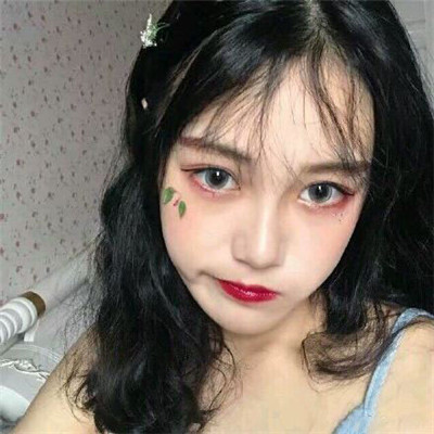 头顶摆v手势女生头像图片
