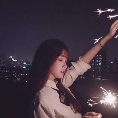 长发飘逸的气质女头像图片
