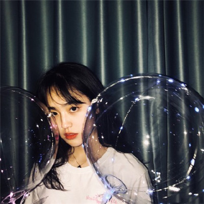 戴圆形眼镜的女生头像图片