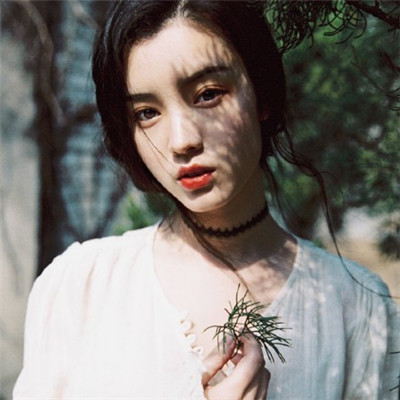 戴圆形眼镜的女生头像图片
