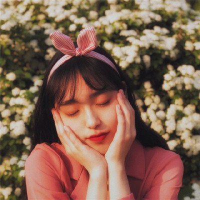 戴圆形眼镜的女生头像图片
