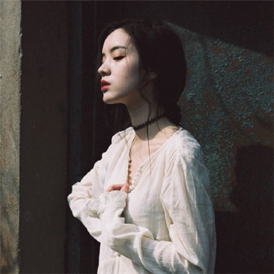 戴圆形眼镜的女生头像图片
