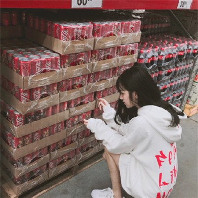 戴圆形眼镜的女生头像图片