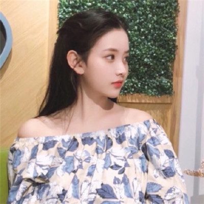 戴圆形眼镜的女生头像图片