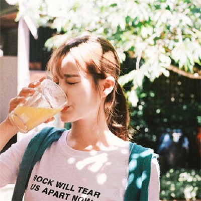 戴圆形眼镜的女生头像图片