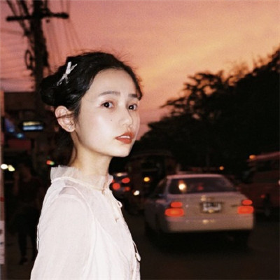 戴圆形眼镜的女生头像图片