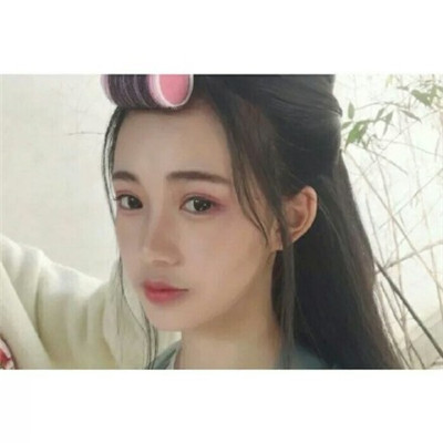 坐在地上的霸气女生头像图片