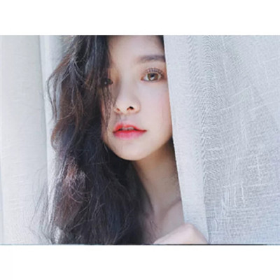 坐在地上的霸气女生头像图片