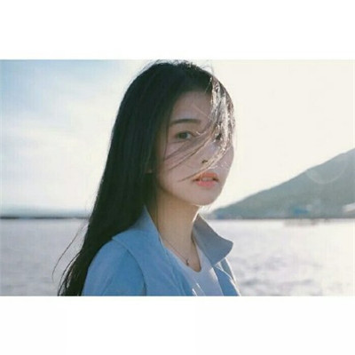 坐在地上的霸气女生头像图片