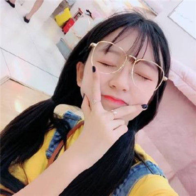 上下是白色的女生头像