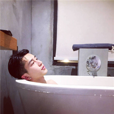 2018最流行的头像好看的头像动漫男生背影图片