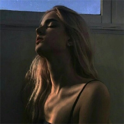 qq头像伤心女生动漫图片