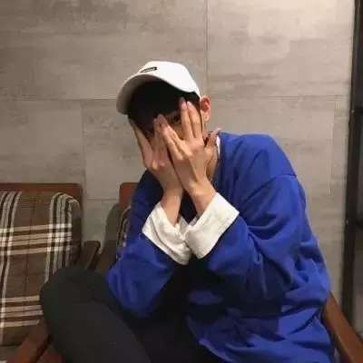 蓝色背景背影男头