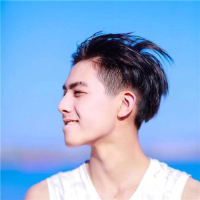 蓝色背景背影男头