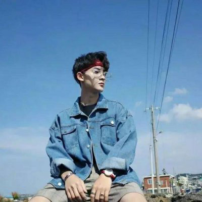 蓝色背景背影男头