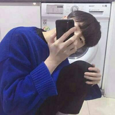 蓝色背景背影男头