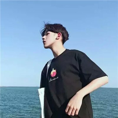 蓝色背景背影男头