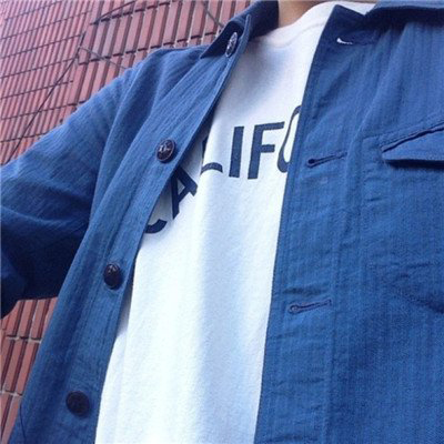 蓝色背景背影男头