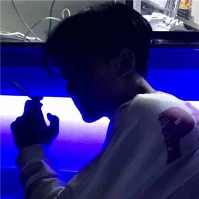 蓝色背景背影男头