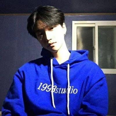 蓝色背景背影男头