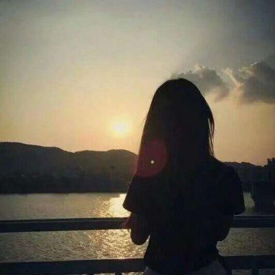 男左女右背影情侣头像