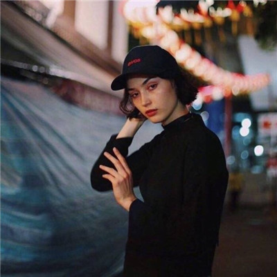 抱着猫的侧身女生头像图片