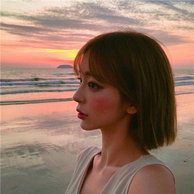 抱着猫的侧身女生头像图片