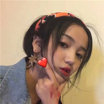 抱着猫的侧身女生头像图片