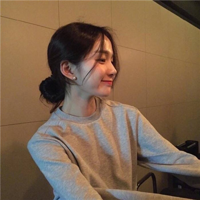 抱着猫的侧身女生头像图片