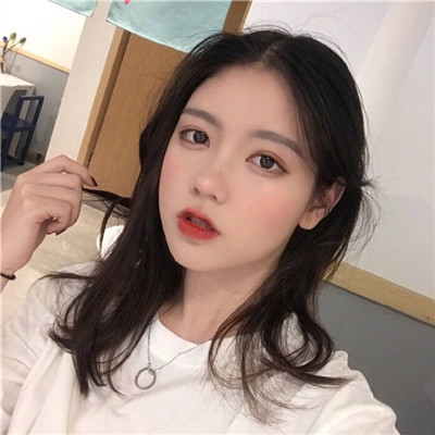 抱着猫的侧身女生头像图片