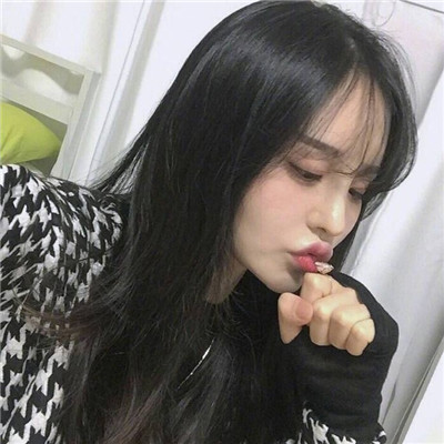 抱着猫的侧身女生头像图片