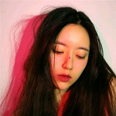 qq头像女生在床上的