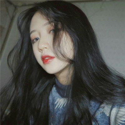 qq头像女生在床上的图片
