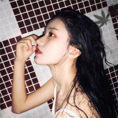 qq头像女生在床上的图片