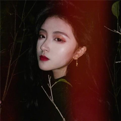 qq头像女生在床上的图片