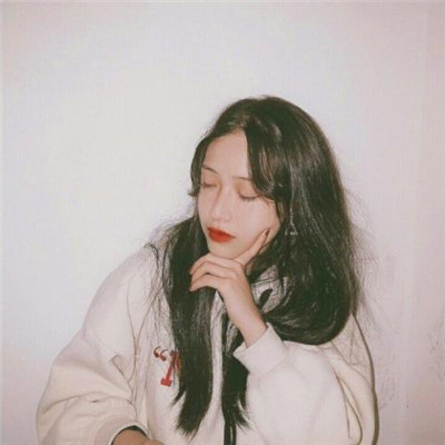 qq头像女生在床上的图片