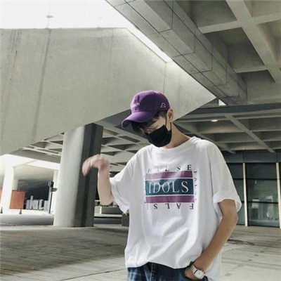 最潮最酷男生守着女生睡觉的情侣头像图片