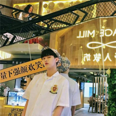 最潮最酷男生守着女生睡觉的情侣头像图片