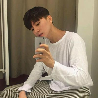 最潮最酷男生守着女生睡觉的情侣头像图片