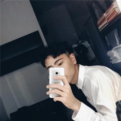 最潮最酷男生守着女生睡觉的情侣头像图片