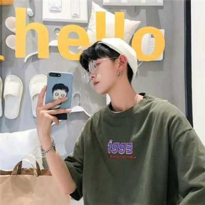 最潮最酷男生守着女生睡觉的情侣头像图片