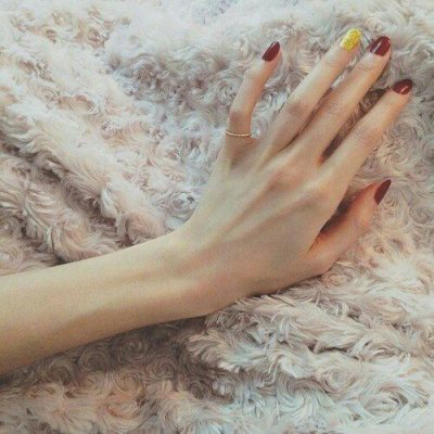 部位女头腿部