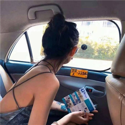 盘腿坐的女生qq头像图片
