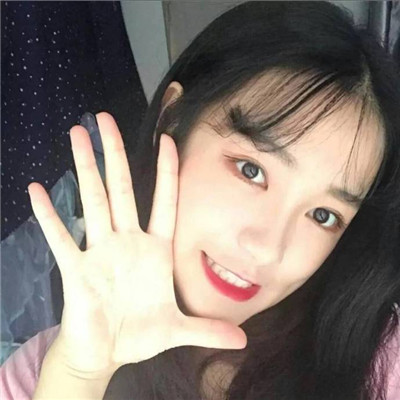 盘腿坐的女生qq头像图片