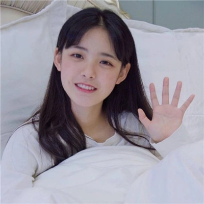 qq女生头像半边脸黑白图片