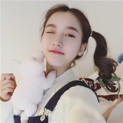 qq女生头像半边脸黑白图片