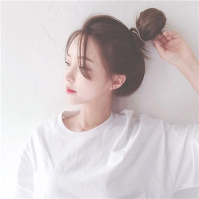 qq女生头像半边脸黑白图片